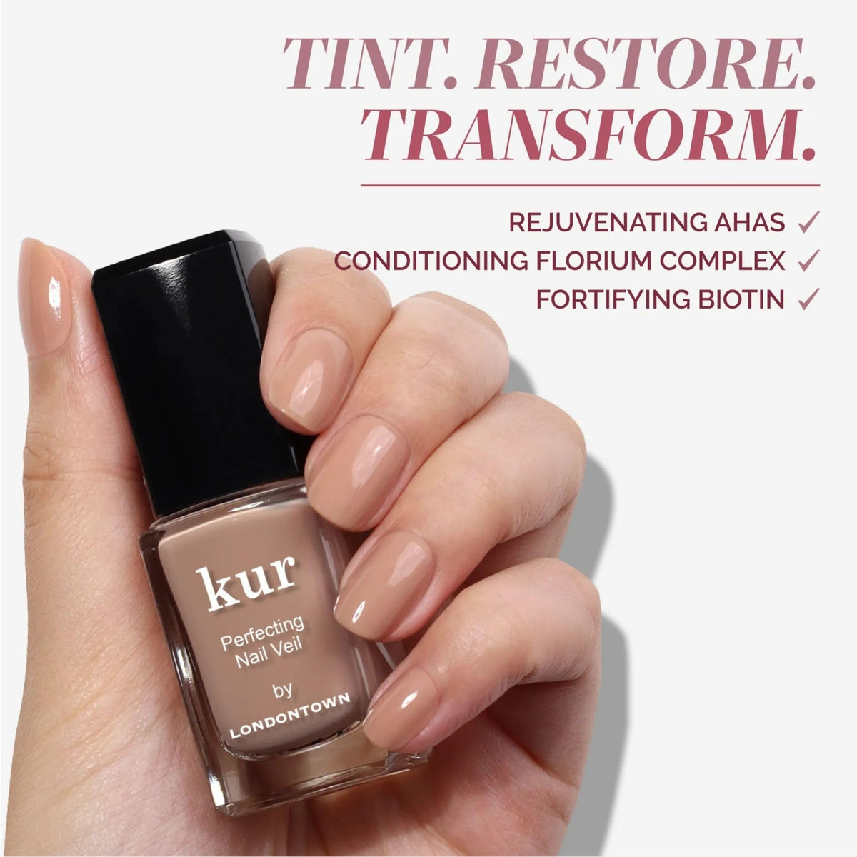 LONDONTOWN application on fingers for quick five-minute mani