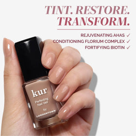 LONDONTOWN application on fingers for quick five-minute mani