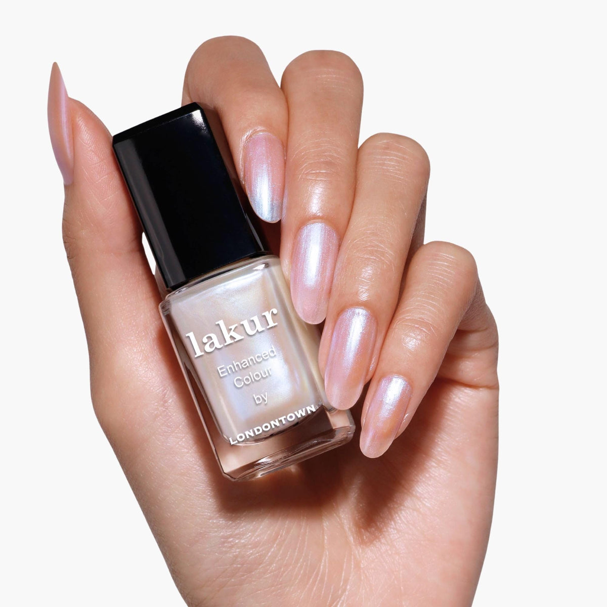 LONDONTOWN brush detail demonstrating smooth application and streak-free finish