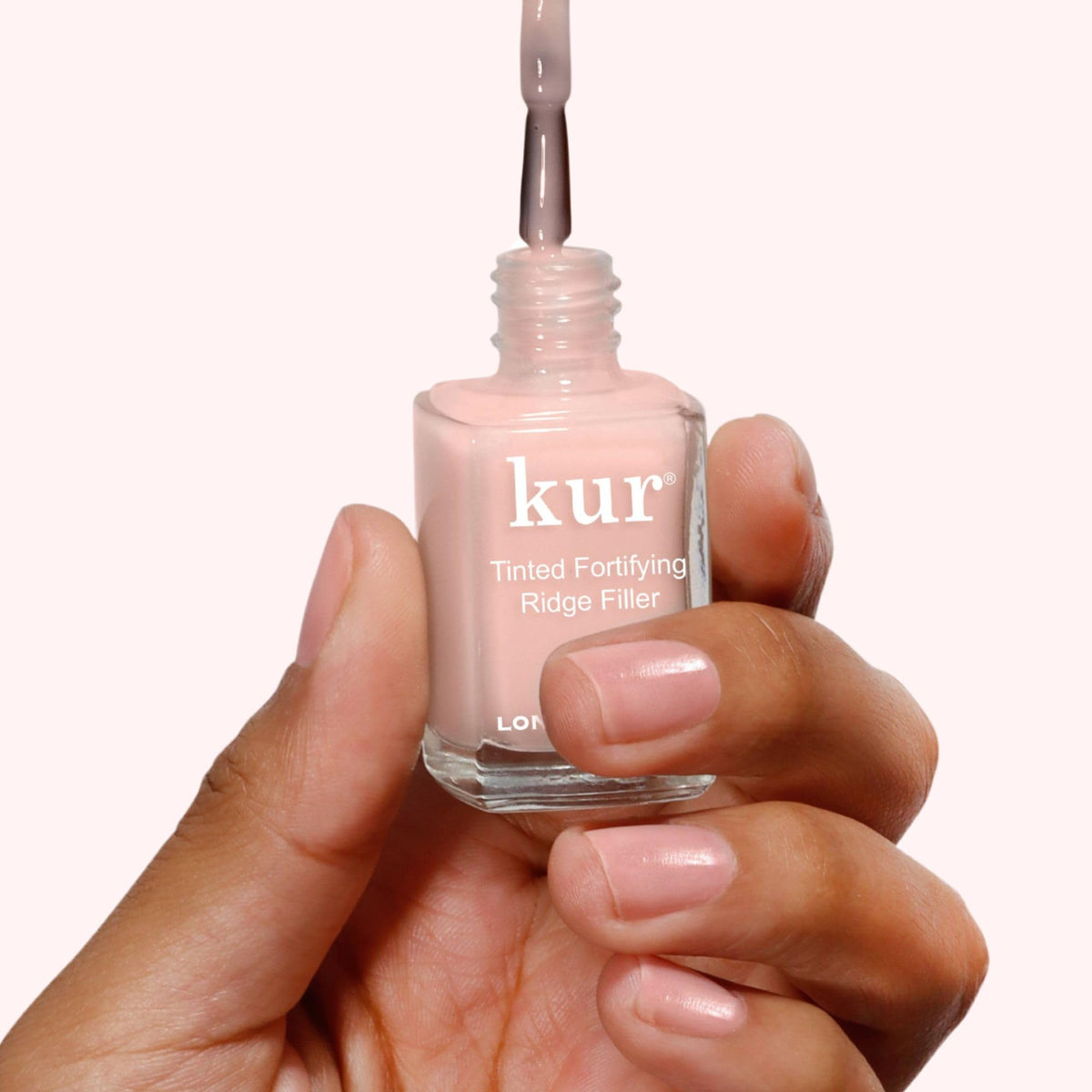 LONDONTOWN Kur texture close-up showing self-leveling finish benefit: smooth satin surface