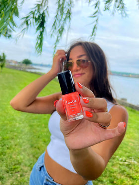 LONDONTOWN lakur held in hand showing size and effortless at-home salon finish