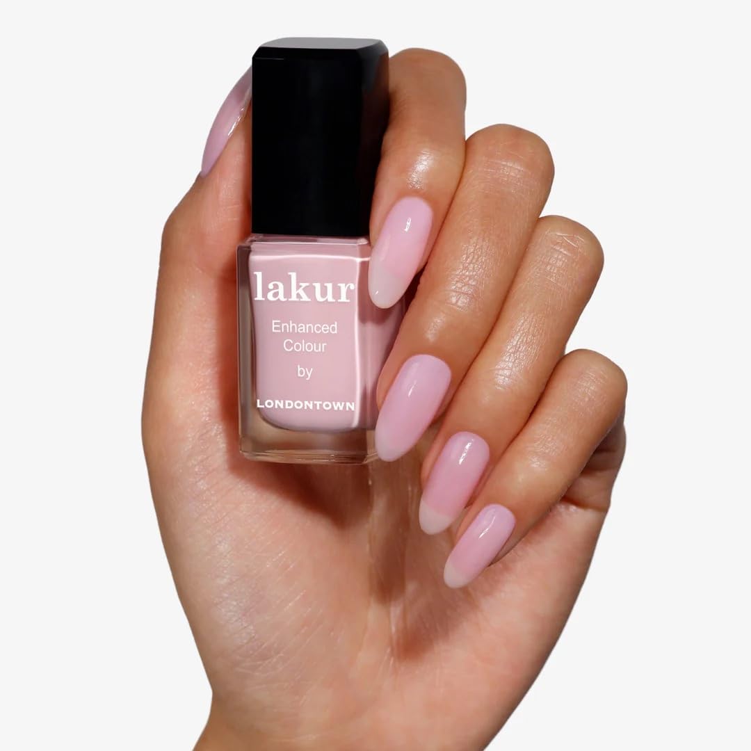 LONDONTOWN close-up of polish texture displaying streak-free glossy finish