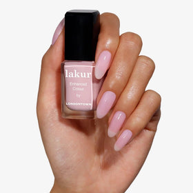 LONDONTOWN close-up of polish texture displaying streak-free glossy finish