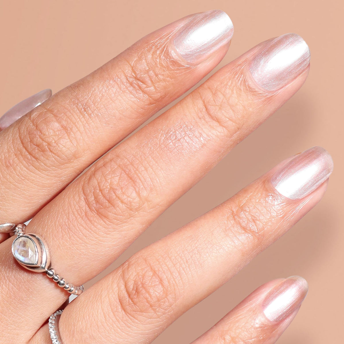 LONDONTOWN lakur swatches on fingers demonstrating full-coverage color payoff