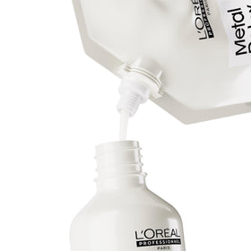 L'Oréal Professionnel Paris pouch beside a bottle for size and refill comparison benefit