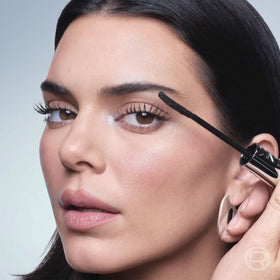 L'Oreal Paris wand texture showing fiber-rich formula for buildable length and volume