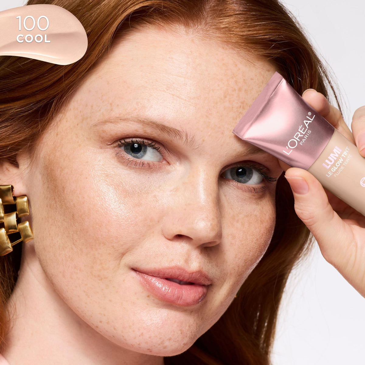 L'Oreal Paris application with fingers showing easy blend and second-skin finish