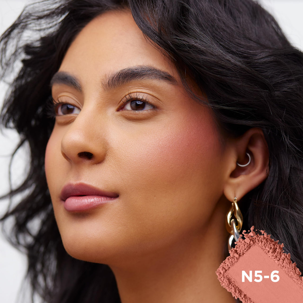 L'Oreal Paris Apricot Kiss applied on model cheeks for natural warm glow