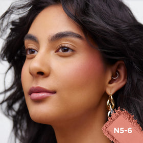 L'Oreal Paris Apricot Kiss applied on model cheeks for natural warm glow