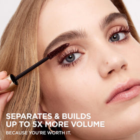 L'Oreal Paris brush close-up demonstrating bristles that separate and volumize lashes
