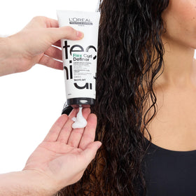 L'Oréal Professionnel Paris jar beside hand for size and label clarity