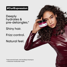 L'Oréal Professionnel Paris applying mask to wet hair for deep moisturization