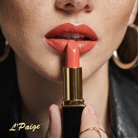 L'Paige L49 ingredients label close-up highlighting aloe vera and botanical oils for moisturization