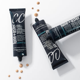 Lune+Aster application with fingers demonstrating easy blending and coverage