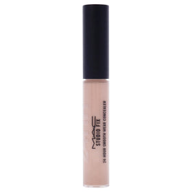 MAC Studio Fix NW20 texture close-up illustrating smooth, blendable finish