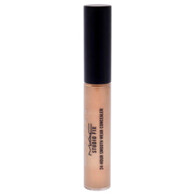 MAC Studio Fix close-up of sponge-tip applicator for precise, easy application