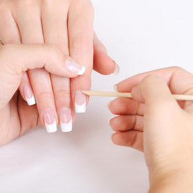 Makartt brush applicator close-up demonstrating targeted glue application benefit