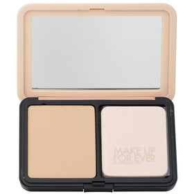 Make Up For Ever brush applying powder illustrating easy application and control