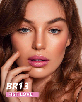 MAKI YIKA texture swipe of metallic pink gloss showing smooth pearlescent finish and hydrated look