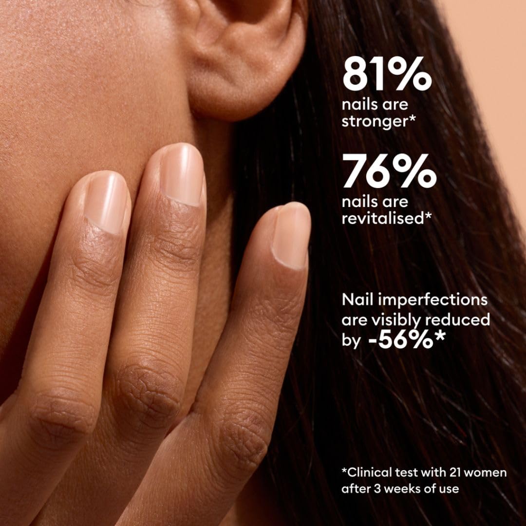 Manucurist applied on natural nails demonstrating smoothing effect and healthy glow benefit