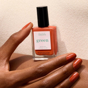 Manucurist swatch on nail tip showcasing opaque Terracotta coverage and glossy look