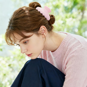 MAORULU clip worn in half-up hairstyle showing neat hold and stylish look