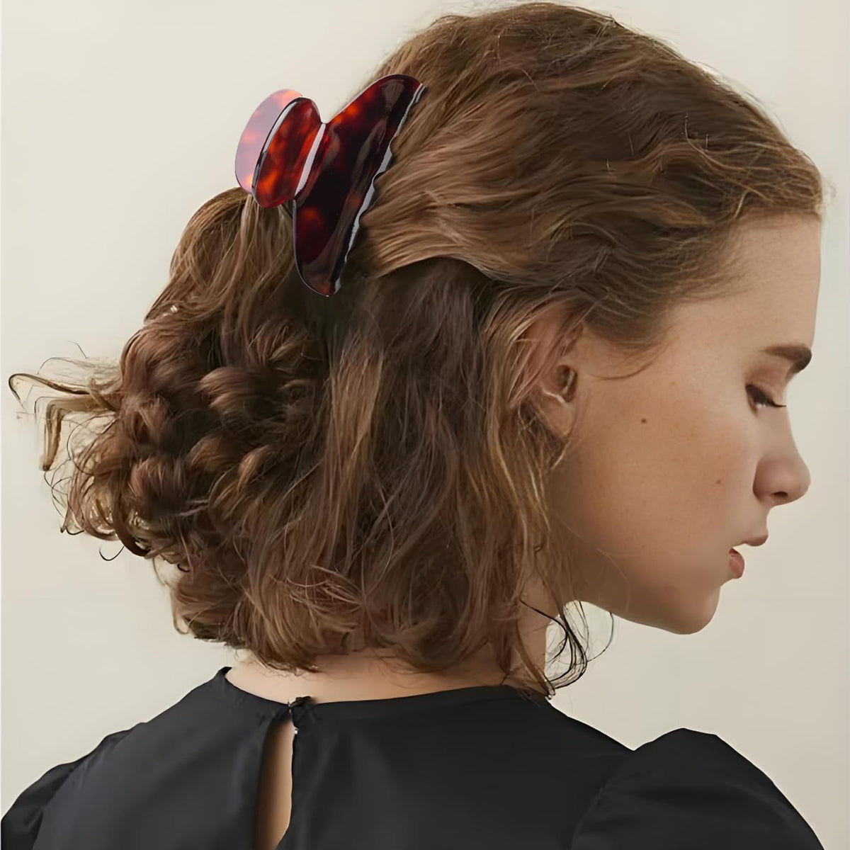 MAORULU clipped bun showing stable grip for casual or dressed looks