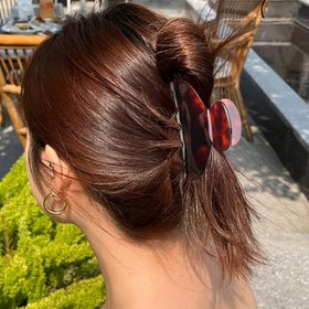 MAORULU in-use half-up hairstyle demonstrating reliable everyday hold