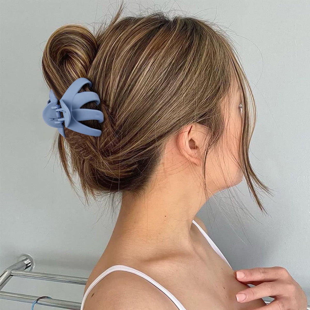 MAORULU clip holding hair while cooking showing hands-free convenience