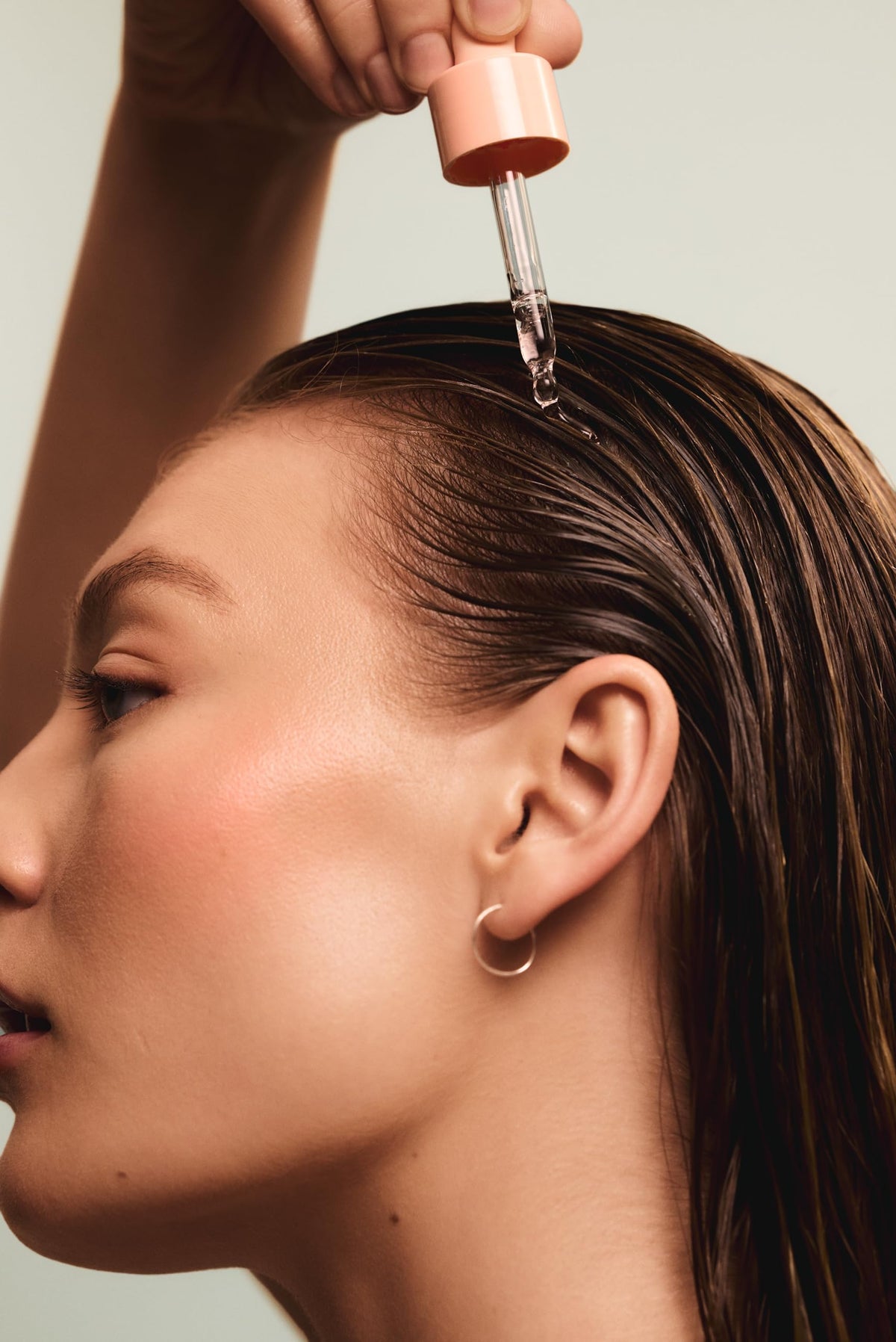 maria nila applying serum to scalp demonstrating targeted itch relief