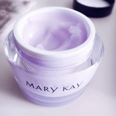 Mary Kay gel texture close-up showing smooth lightweight gel for fast absorption
