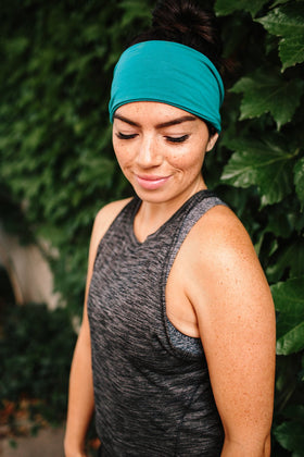 Maven Thread headband worn in gym demonstrating sweat control and focus