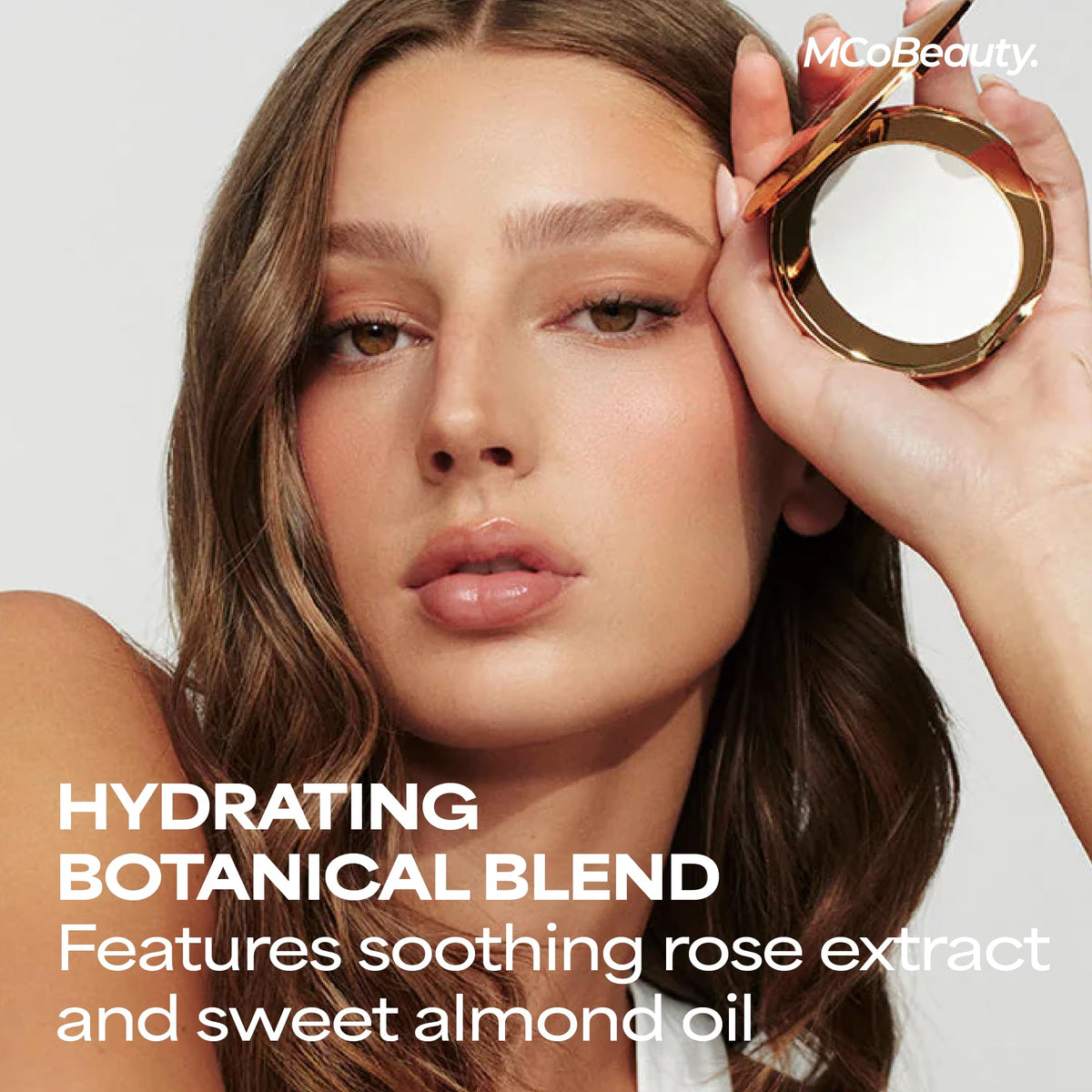 MCoBeauty powder pressed with sponge for targeted under-eye setting