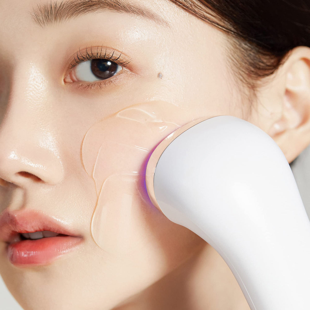 medicube pump dispensing gel demonstrating easy application and controlled amount
