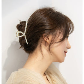 Mehayi clip used in wedding hair creating refined, photo-ready look