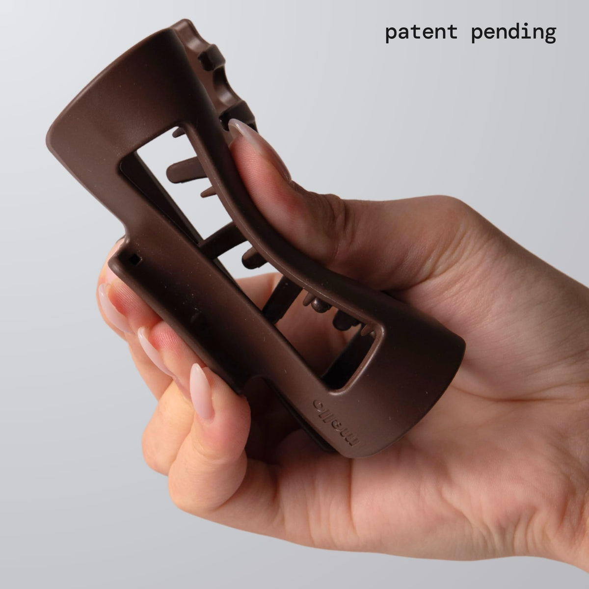 MELLO close-up of inward-curving teeth demonstrating pressure relief and secure grip