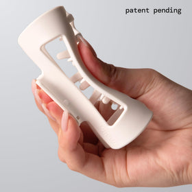 MELLO close-up of inward-curving teeth highlighting scalp-friendly pressure relief
