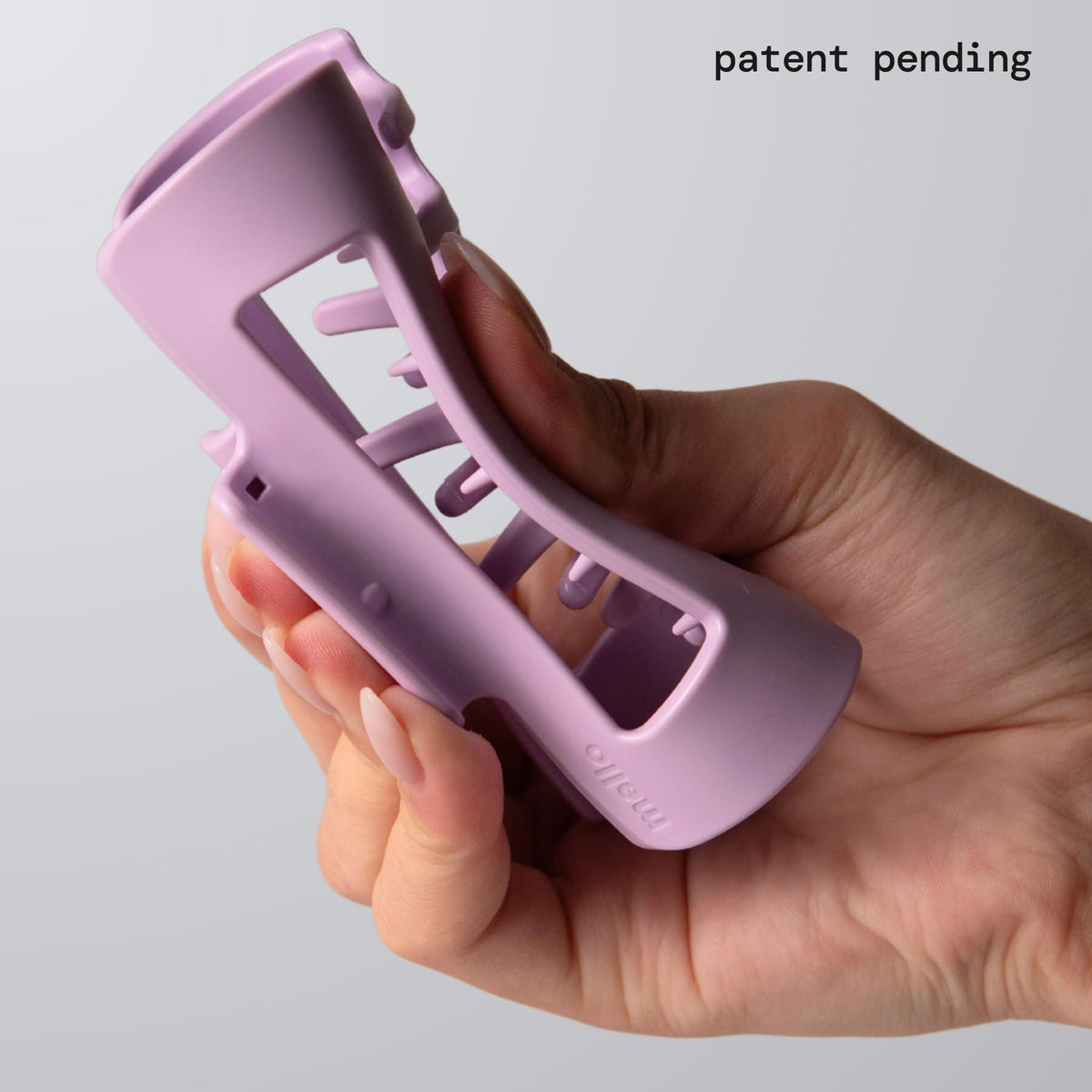 MELLO side profile of the clip highlighting curved shape for comfort