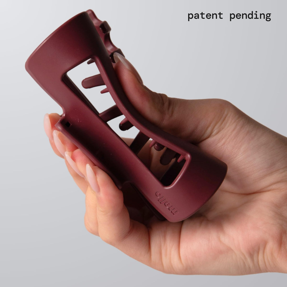 MELLO close-up of inward-curving teeth reducing scalp pressure