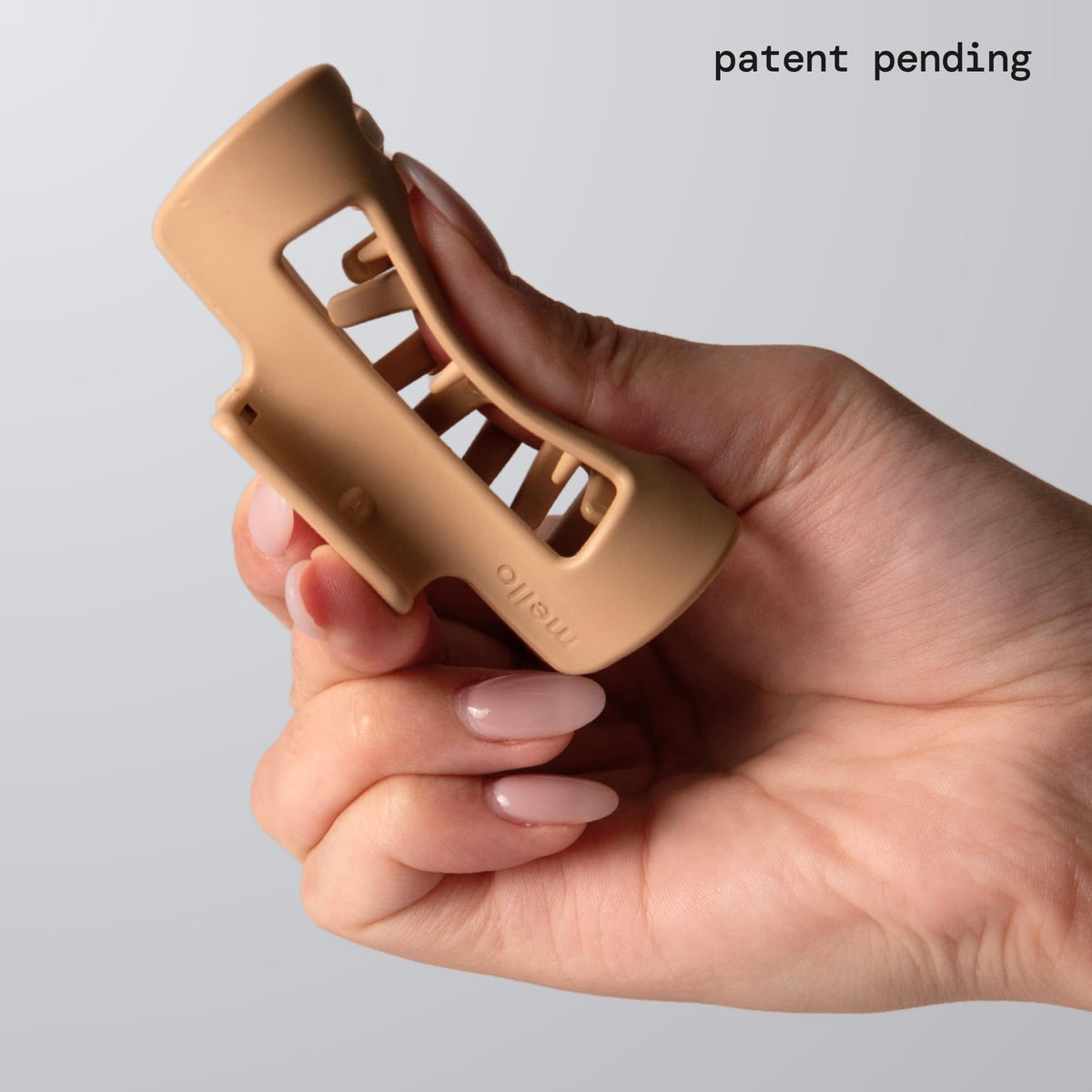 MELLO close-up of inward-curving teeth showing scalp-friendly grip advantage