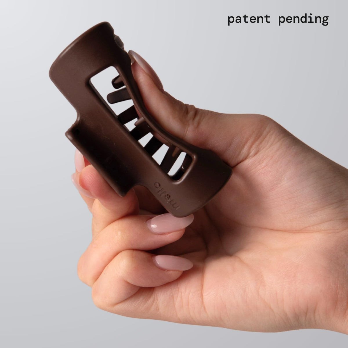 MELLO close-up of inward-curving teeth that reduce scalp pressure