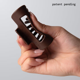 MELLO close-up of inward-curving teeth that reduce scalp pressure