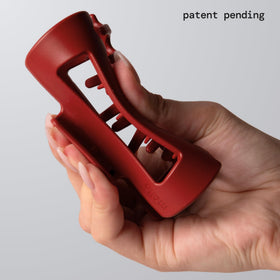MELLO close-up of inward-curving teeth highlighting scalp-friendly pressure redirection