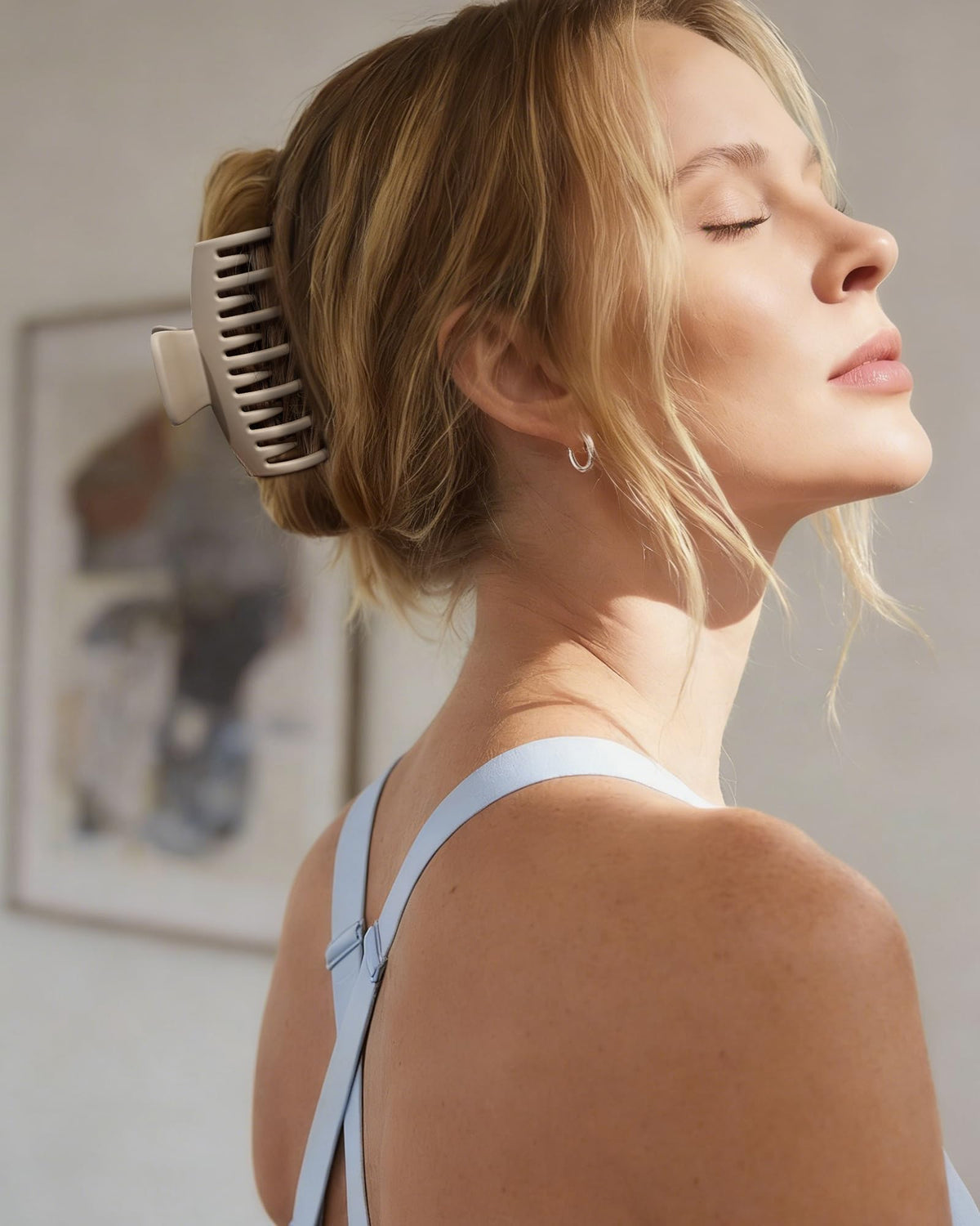 Mesovor 3.5-inch clip in hand for size comparison, perfect for short hair