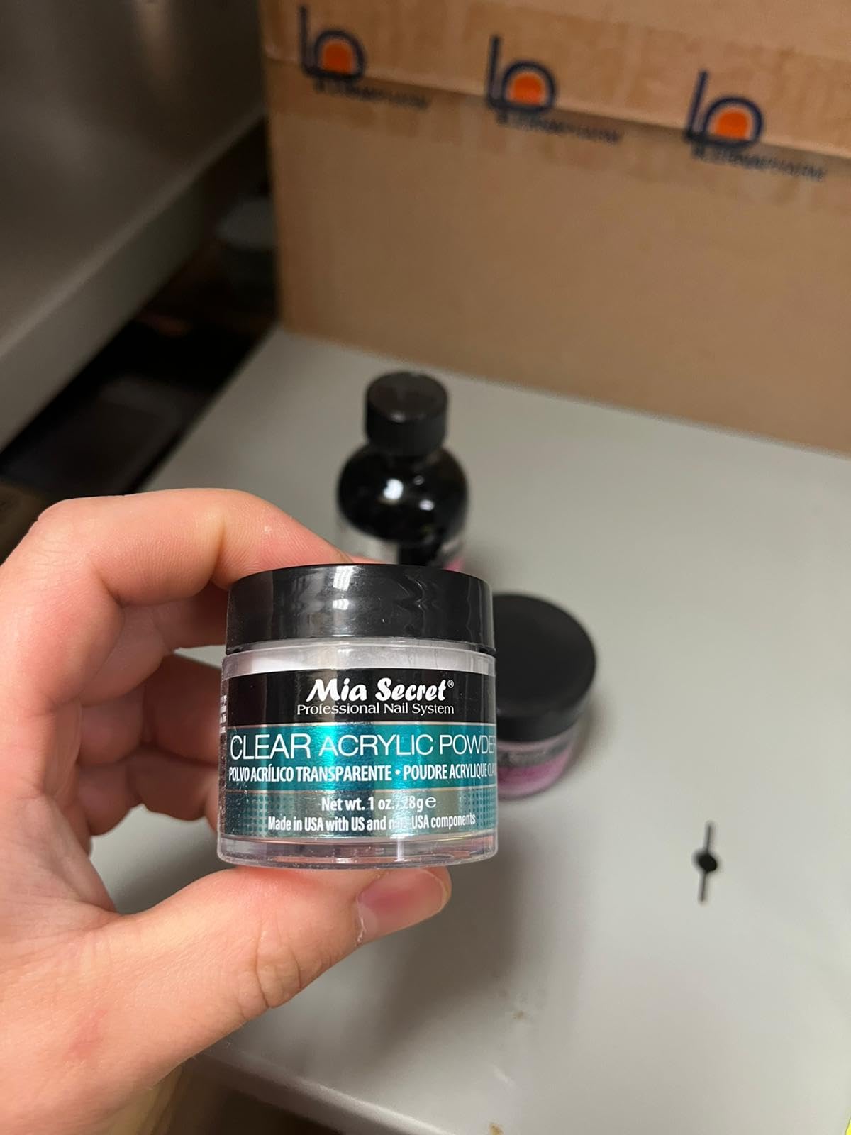 Mia Secret 1oz clear acrylic powder jar detail, demonstrating fine texture for smooth beads