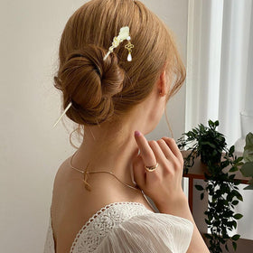 Milovgvset in-use bun demonstrating secure hold for long thick hair