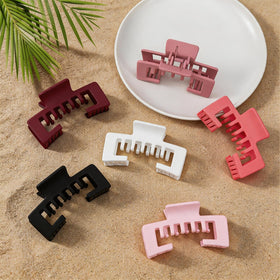 Molizummy clipped to a beach hat in outdoor setting for secure hair styling on the go
