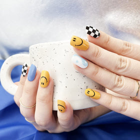 MOMSON cured glossy finish on nails demonstrating high shine