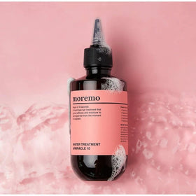 MOREMO pump and texture close-up illustrating lightweight formula benefit