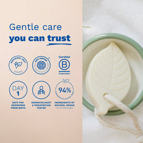 Mustela bar in hand scale demonstration emphasizing portable 2.64 oz benefit